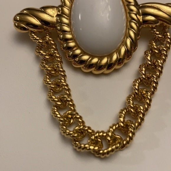VTG Monet oval white enamel stone framed in gold tone frame/bar w/hanging chain - Picture 3 of 8